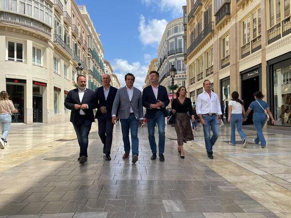 Antonio Alcázar junto a su equipo, esta mañana en calle Larios. Sur