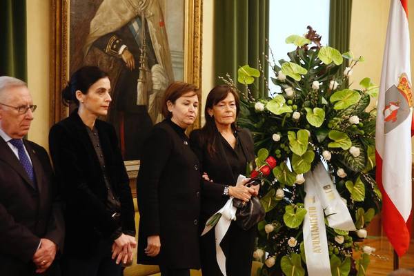 La alcadesa, Carmen Moriyón, con Soledad Saavedra, en el salón de Recepciones del Ayuntamiento de Gijón. FOTO: Damián Arienza