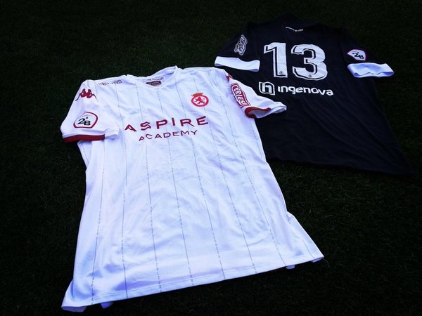 Camisetas de la Cultural preparadas en el vestuario