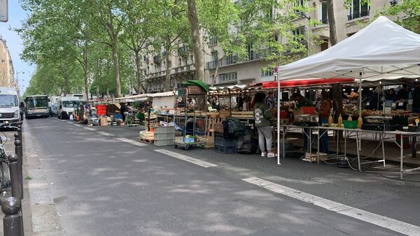 Además de jornada electoral, es domingo, y no resulta difícil toparse con mercadillos en los bulevares de París, como el que se ve en la fotografía, cerca del barrio de Saint-Germain-des-Prés. S. N.