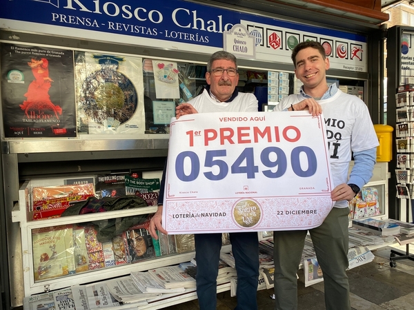 Los loteros que han vendido el Gordo en Plaza Nueva. FOTO: Pepe Marín