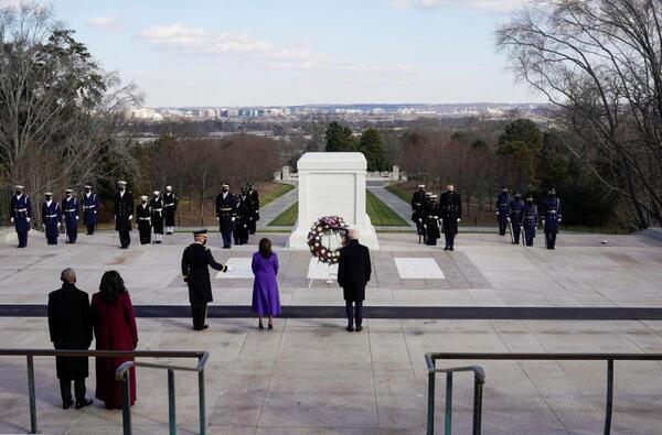 El presidente de Estados Unidos, Joe Biden, y la vicepresidenta, Kamala Harris, han participado en una ofrenda floral en el Cementerio de Arlington./ Foto: REUTERS.