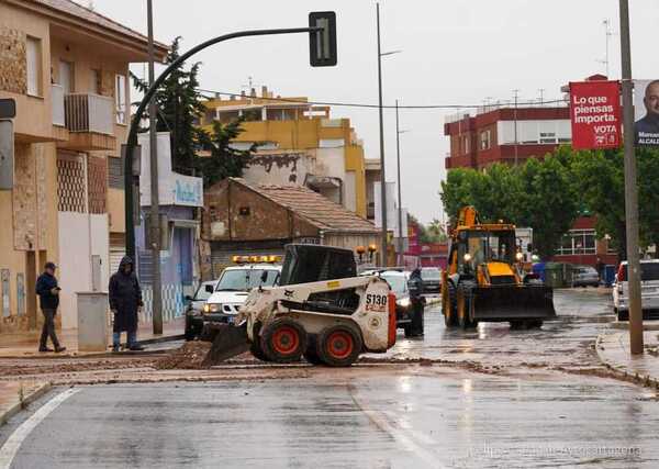 Operarios del Ayuntamiento, personal de limpieza, jardines y alcantarillado, Policía Local, Bomberos y Protección Civil trabajan desde la madrugada de este martes para garantizar la seguridad y recuperar la normalidad en #Cartagena durante el episodio de intensas lluvias.