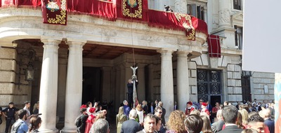 Los valencianos se vuelcan con la Senyera en un recorrido histórico