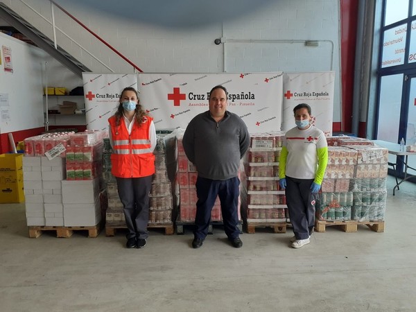 El Ayuntamiento de Castañeda ha donado a Cruz Roja Española 4 toneladas de alimentos.El alcalde de Castañeda, Santiago Mantecón, ha hecho entrega de los 4.000 kilos de comida no perecedera a los responsables y voluntarios de Cruz Roja Española en la comarca Pas-Pisueña, en sus instalaciones en la localidad de Vargas. Los alimentos donados son sobre todo legumbres, leche, aceite, arroz, tomate harina y pasta. En esta época de confinamiento y estado de alarma por el coronavirus mucha de la población de esta comarca ha perdido sus trabajos y hay una gran demanda de alimentos a la que Cruz Roja y los ayuntamientos están dando respuesta.