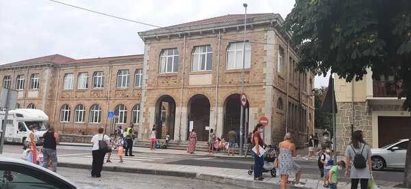Entrada al colegio de Ampuero