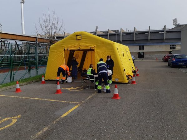 En Cantabria, hasta el momento, son 22 los sanitarios que han dado positivo por coronavirus, según ha señalado el consejero de Sanidad, Miguel Rodríguez. En El Sardinero, en los aledaños de los Campos de Sport, se puso en marcha el miércoles un punto de triaje avanzado donde, con cita previa, se toman muestras y realizan test de coronavirus a personal de servicios esenciales.Esos test se hacen en ese punto de El Sardinero a efectivos de las Fuerzas de Seguridad, bomberos, trabajadores sanitarios o de servicios sociales. Hasta el momento se han hecho 116 pruebas a estos colectivos: 26 el miércoles, 30 ayer y 60 hoy, viernes, según los datos facilitados por Sanidad