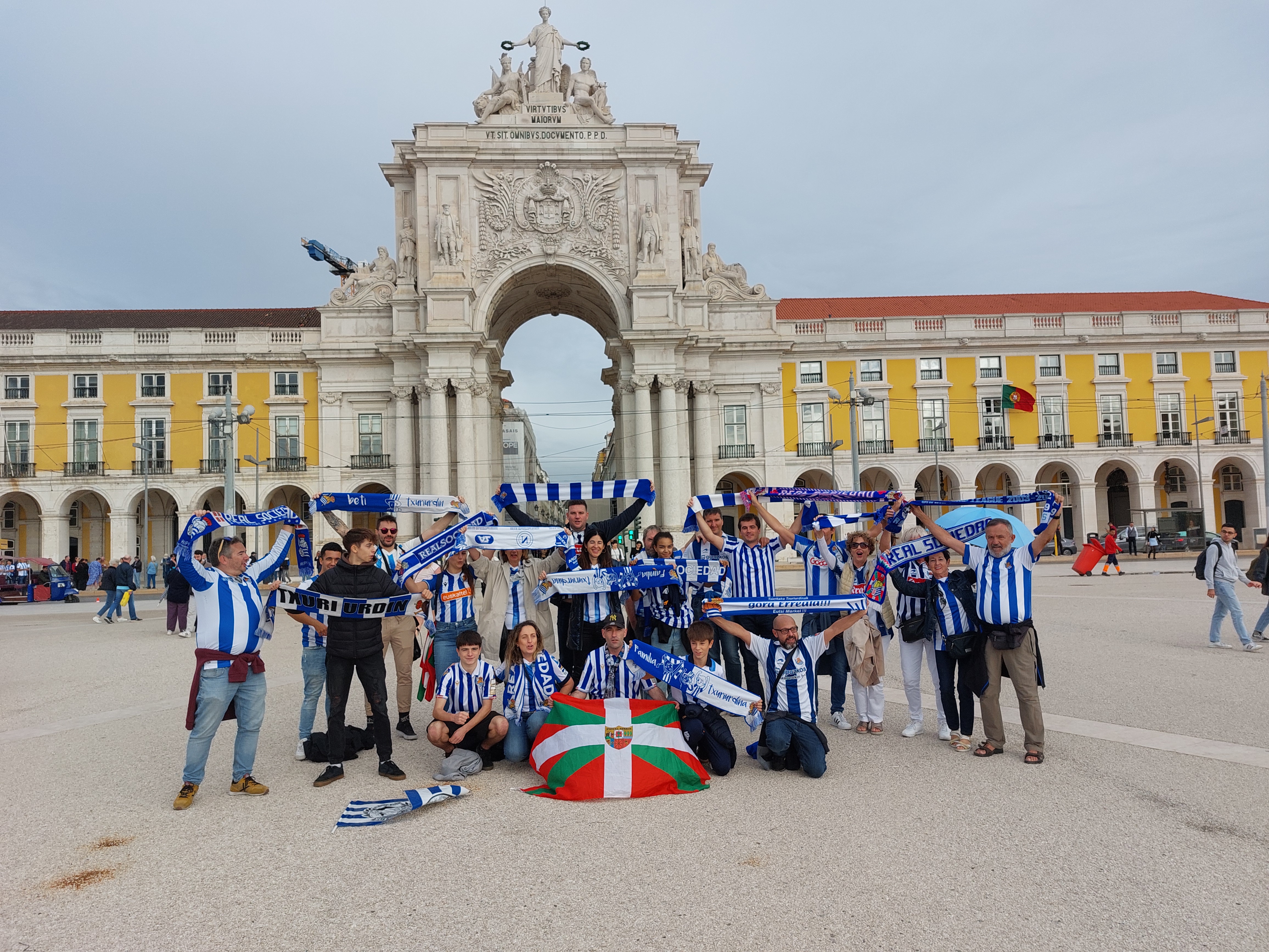 Ambientazo espectacular en el centro de Lisboa con la afición txuri-urdin