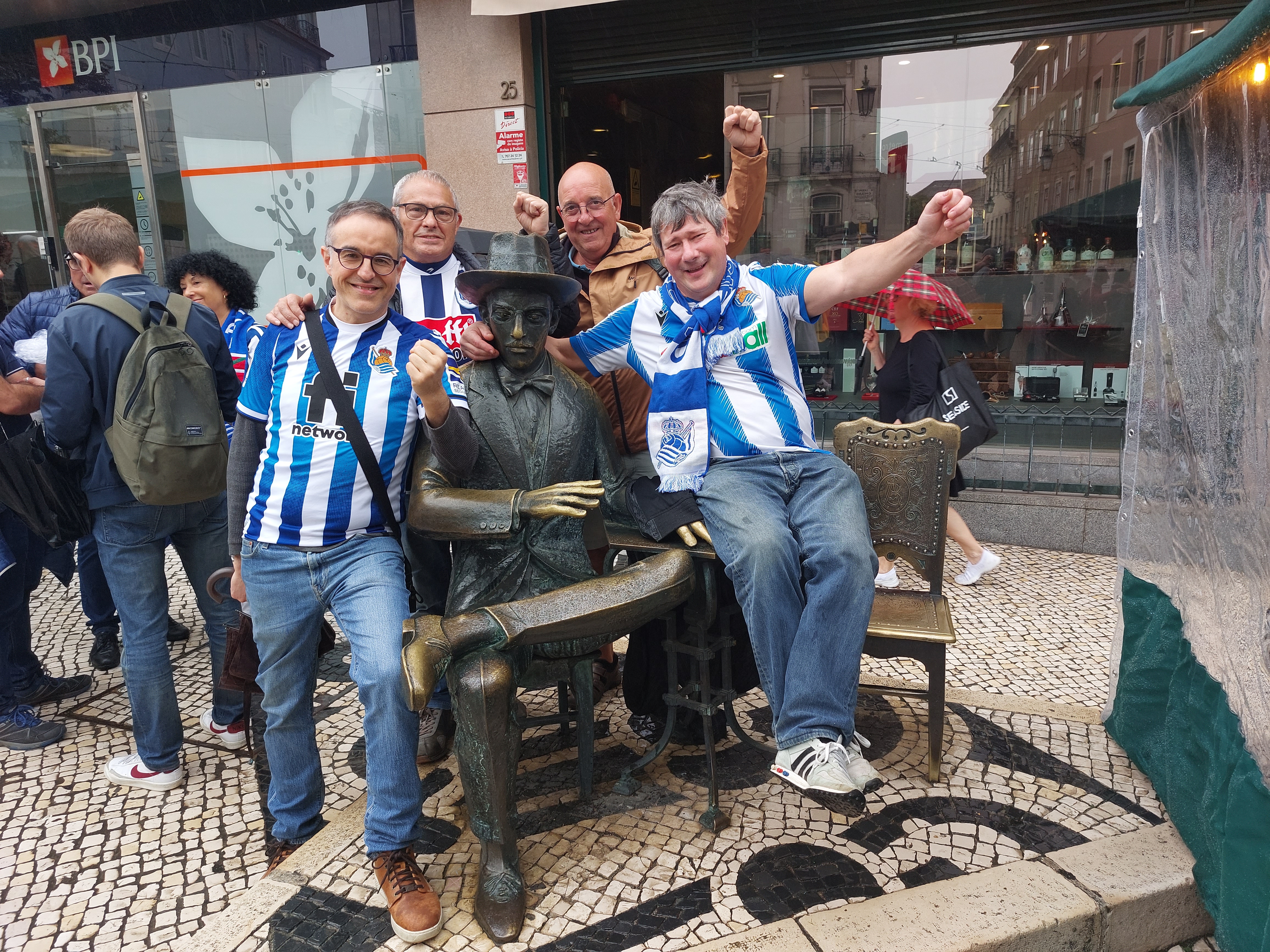 Ambientazo espectacular en el centro de Lisboa con la afición txuri-urdin