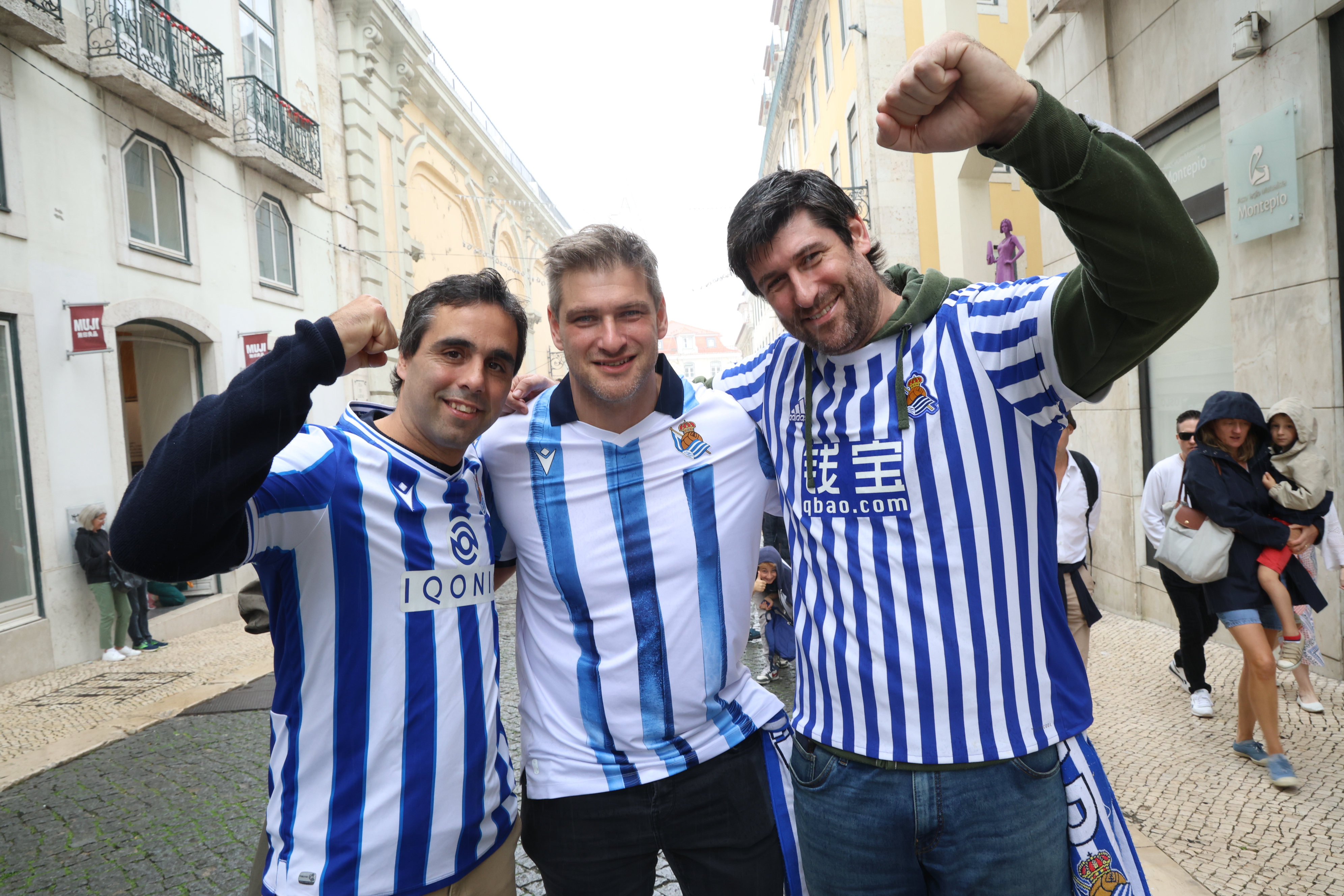 Ambientazo espectacular en el centro de Lisboa con la afición txuri-urdin