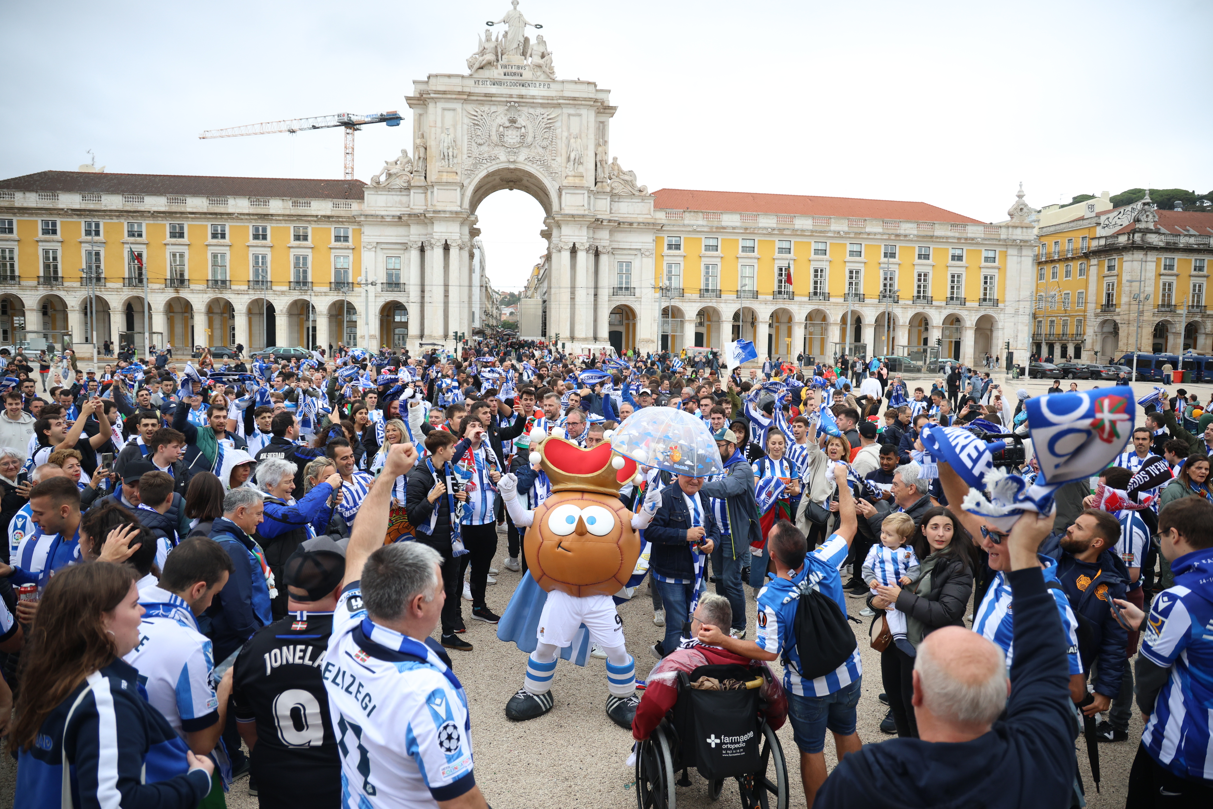 Ambientazo espectacular en el centro de Lisboa con la afición txuri-urdin