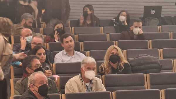 Una foto de lo más elocuente. Pilar Carnero y tras ella Javier Cendón. Hay imágenes que valen más que mil palabras.