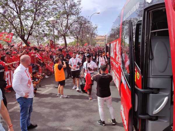 Los aficionados granas han recibido al equipo a gritos de "sí se puede" y "vamos a ascender"