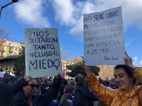 Algunos de los carteles que pueden verse en la protesta de San Sebastián. /Ainhoa Múgica