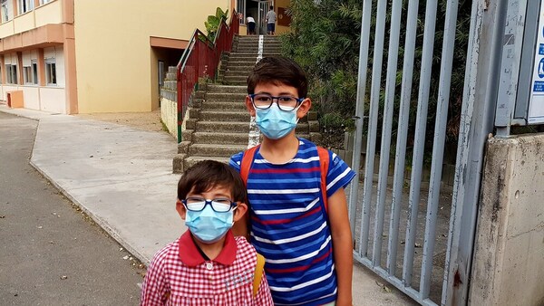 Montse Fernández Fernández, la jefa de estudios del Colegio Público Mata Linares de San Vicente de la Barquera, fue la encargada de recibir a las puertas del centro a sus 254 alumnos que fueron llegando escalonadamente entre las 9’20 y las 9,40 horas. La mayoría llegaban alegres y contentos mientras que a otros, entre lágrimas, les costaba despedirse de sus padres.
