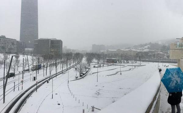 La mayor nevada en 33 años sorprende a Bizkaia
