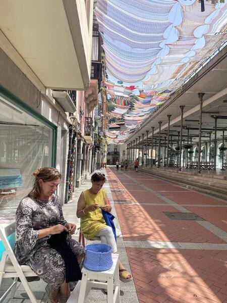 María Jesús, tejiendo junto a Tina. / Marcela Salazar