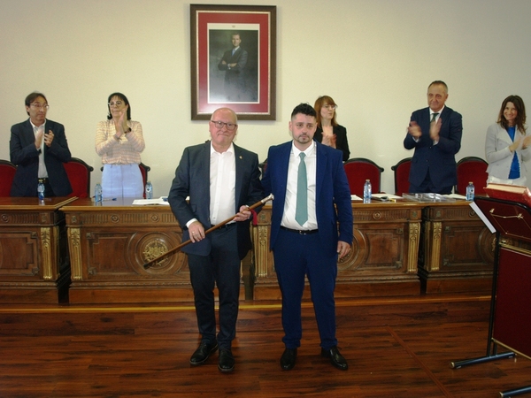 Alfonso Centeno junto a David Urueña en el salón de plenos de Olmedo. Fotografía de Cruz Catalina