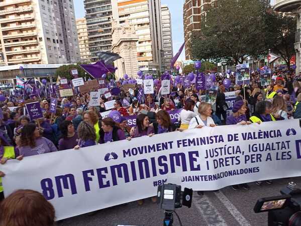 La segunda manifestación recorre el centro de Valencia con cánticos contra Irene Montero