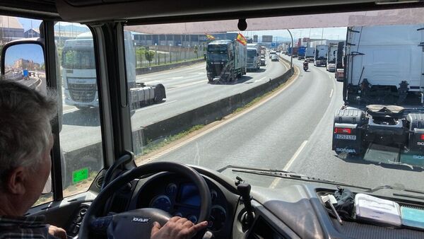 Así les hemos contado el minuto a minuto de la marcha lenta de 400 camiones desde Raos a Santander