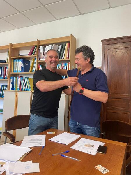 José Luis Collantes (derecha) recibe el bastón de mando. Fotografía de Miguel García Marbán