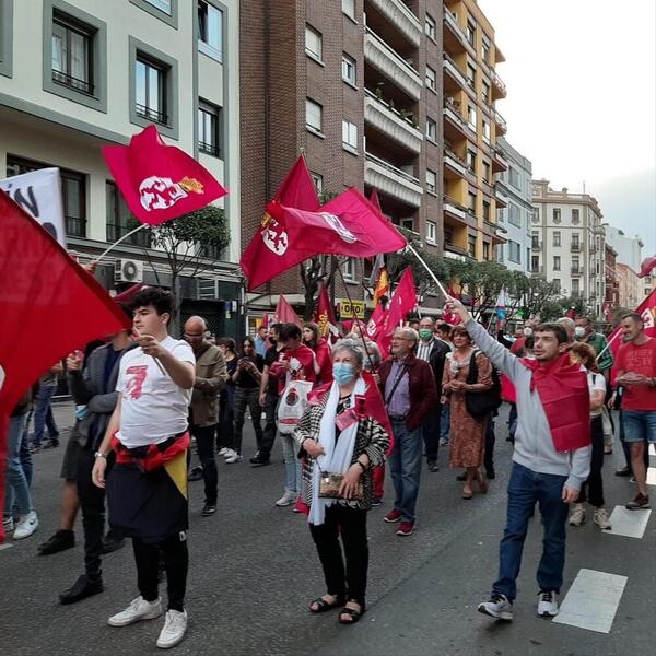 Hay muchísimas banderas de León durante todo el recorrido