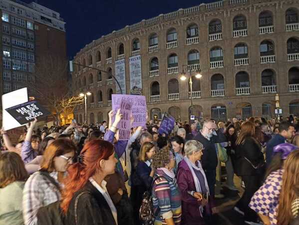 La segunda manifestación recorre el centro de Valencia con cánticos contra Irene Montero