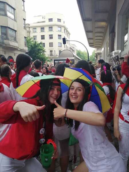 Desde que ha sonado el chupinazo no ha parado de llover. Los paraguas y los chubasqueros roban protagonismo a los estilismos sanfermineros. Aunque hay looks para todos los gustos.