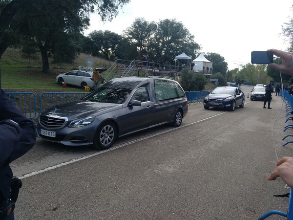 El coche fúnebre se traslada al helipuerto de Mingorrubio, desde allí trasladarán los restos al panteón, situado a pocos metros, cuando llegue el helicóptero procedente del Valle de los Caídos.