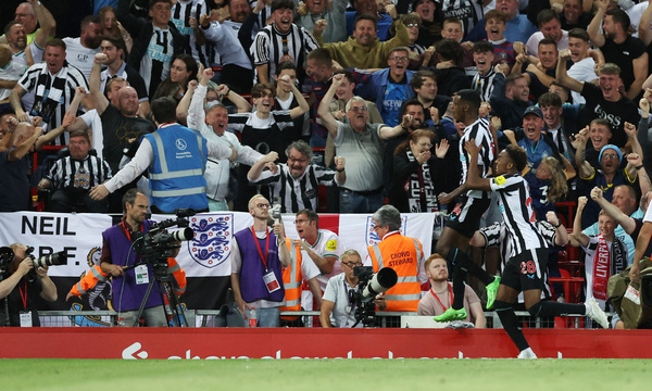 Isak debuta en la Premier con premio. Anota el primer gol del encuentro ante el Liverpool.