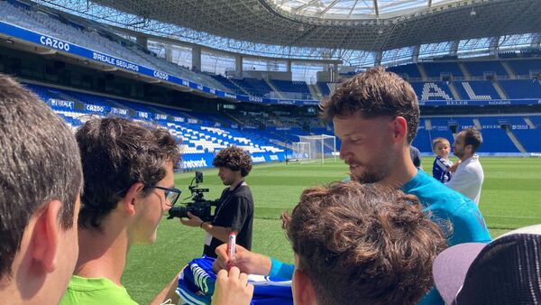 Remiro no ha parado de firmar autógrafos y hacerse fotos