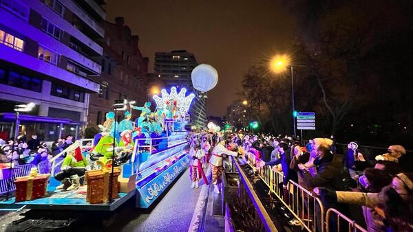 Una de las carrozas, en el Paseo de Isabel la Católica.