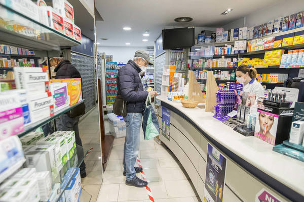 Las farmacéuticos de Cantabria han hecho un llamamiento este viernes a la &amp;quot;responsabilidad&amp;quot; de los ciudadanos para que no hagan acopio de ciertos medicamentos indicados para los síntomas del coronavirus, como el paracetamol, &amp;quot;para evitar que se produzcan desabastecimientos&amp;quot; en este tipo de productos. Por ahora, no existen problemas de suministro de este principio activo.