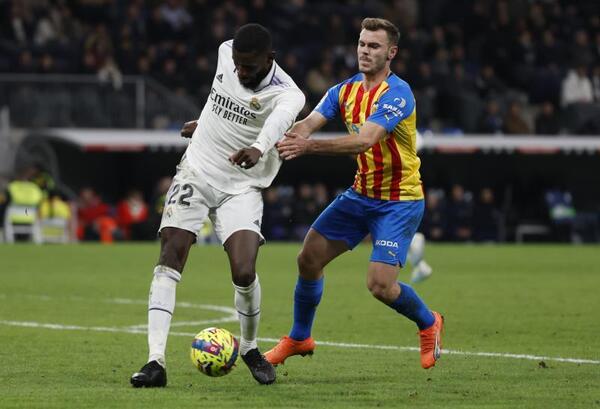 Real Madrid - Valencia CF: directo, resultado, crónica y video del partido de liga | Condenados a malvivir: El Valencia cae en el Bernabéu