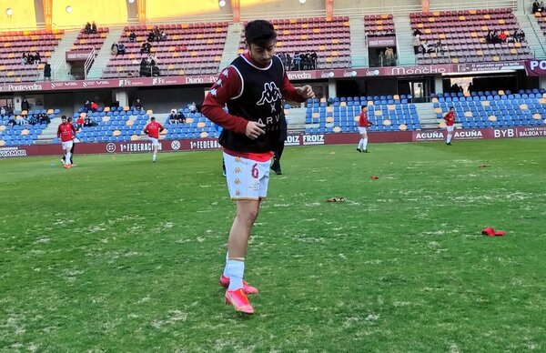 Los jugadores calientan sobre el césped del Pasarón.