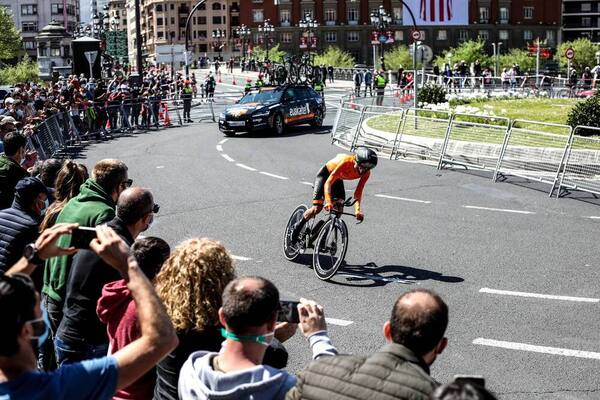 La afición no ha fallado y se ha acercado a las calles de Bilbao para animar a los ciclistas. Foto: Maika Salguero