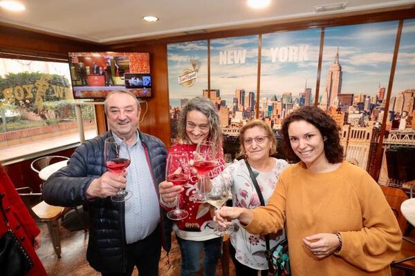 Así celebran en el bar New York de Parquesol (Valladolid) que su número, el 24492, haya sido agraciado con un quinto premio. Foto: Carlos Espeso.
