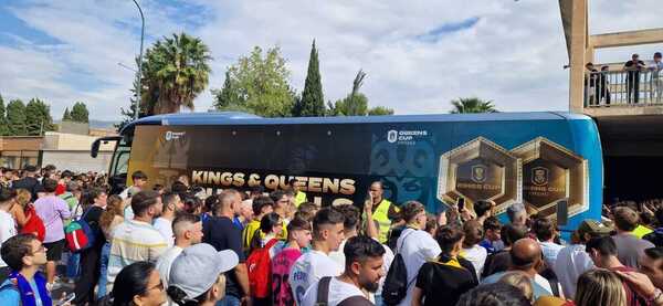 Aficionados reciben a los autobuses de los jugadores que compiten en la Kings y Queens Cup. SALVADOR SALAS