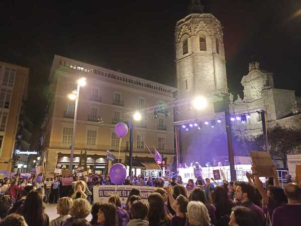 La segunda manifestación recorre el centro de Valencia con cánticos contra Irene Montero