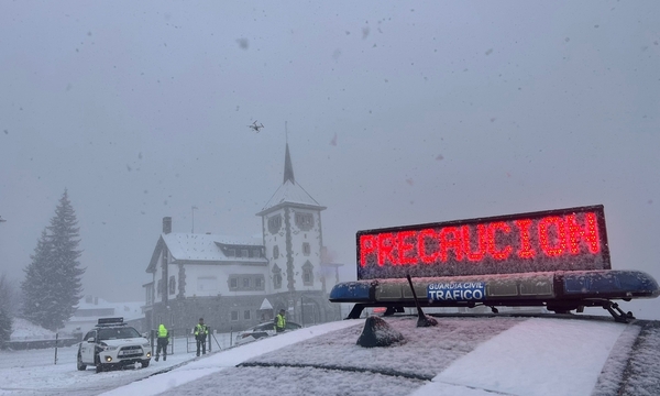 Intensa jornada para los agentes de la Guardia Civil de Tráfico, en la imagen en la parte leonesa del Puerto de Pajares (con dron incluido).