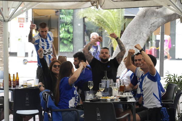 En directo, la afición del Alavés disfruta de la &#039;final&#039; por el ascenso