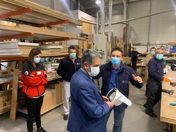El presidente de Cantabria, Miguel Ángel Revilla, y la consejera de Presidencia y Justicia, Paula Fernández, han visitado este miércoles a los trabajadores del servicio de mantenimiento y talleres del Gobierno regional. Desde el pasado lunes, se encuentran elaborando máscaras de protección facial para personal sanitario y de los centros residenciales. La cadena de producción trabaja todos los días entre las ocho de la mañana y las ocho de la tarde. Cada jornada, estos empleados (electricistas, fontaneros, mecánicos, carpinteros…) que habitualmente se encargan de realizar reparaciones en edificios y bienes públicos, fabrican 200 unidades.