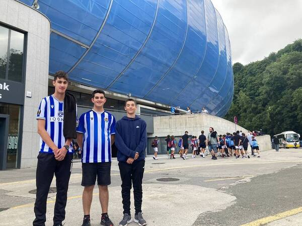 Los irundarras Garikoitz Rodríguez, Aimar Galar y Gorka Troitiño han madrugado para no perderse este primer ‘show’ de los de Imanol Alguacil. Para ellos este año la prioridad debe ser llegar a la Champions League. “Hay equipo”, señalan