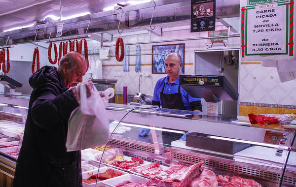 La CEOE-Cepyme de Cantabria cree que las medidas que ha aprobado el Consejo de Ministros en el ámbito económico frente al coronavirus son "las esperadas", pide un modelo "simplificado" para los Ertes y que se agilicen, y cree que algunas de las ayudas anunciadas para autónomos se han quedado "muy cortas". El presidente de la CEOE-Cepyme, Enrique Conde, señala que en gran medida lo que se ha anunciado tras el Consejo de Ministros es "lo que se esperaba". Conde subraya que la economía va a sufrir "un mazazo importante" que alcanzará a todos los sectores.