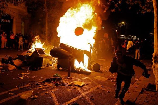  Una noche más, comienzan a formarse barricadas de fuego por las calles de Barcelona (Foto: Afp) 