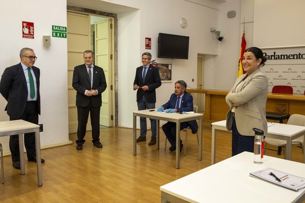 Esta es la imagen de la reunión del presidente, Miguel Ángel Revilla, con los portavoces parlamentarios para explicarles el Plan de Choque del Gobierno regional