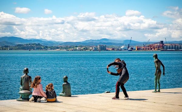 Imagen de una madre con sus hijas este martes en el paseo marítimo de Santander, junto a los Raqueros. Foto de Román G. Aguilera (EFE)