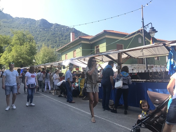 Caso celebra el Día de Asturias por todo lo alto. Desde primera hora, cientos de personas disfrutan del mercado tradicional y las diversas actividades programadas en el concejo con motivo de este 8 de septiembre.