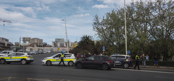 Momento en el que la Policía Local frustra la intención de un grupo de camioneros de entrar a Santander.