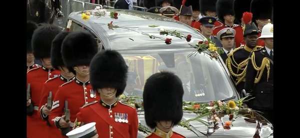 El coche que transporta el féretro de Isabel II al castillo de Windsor.